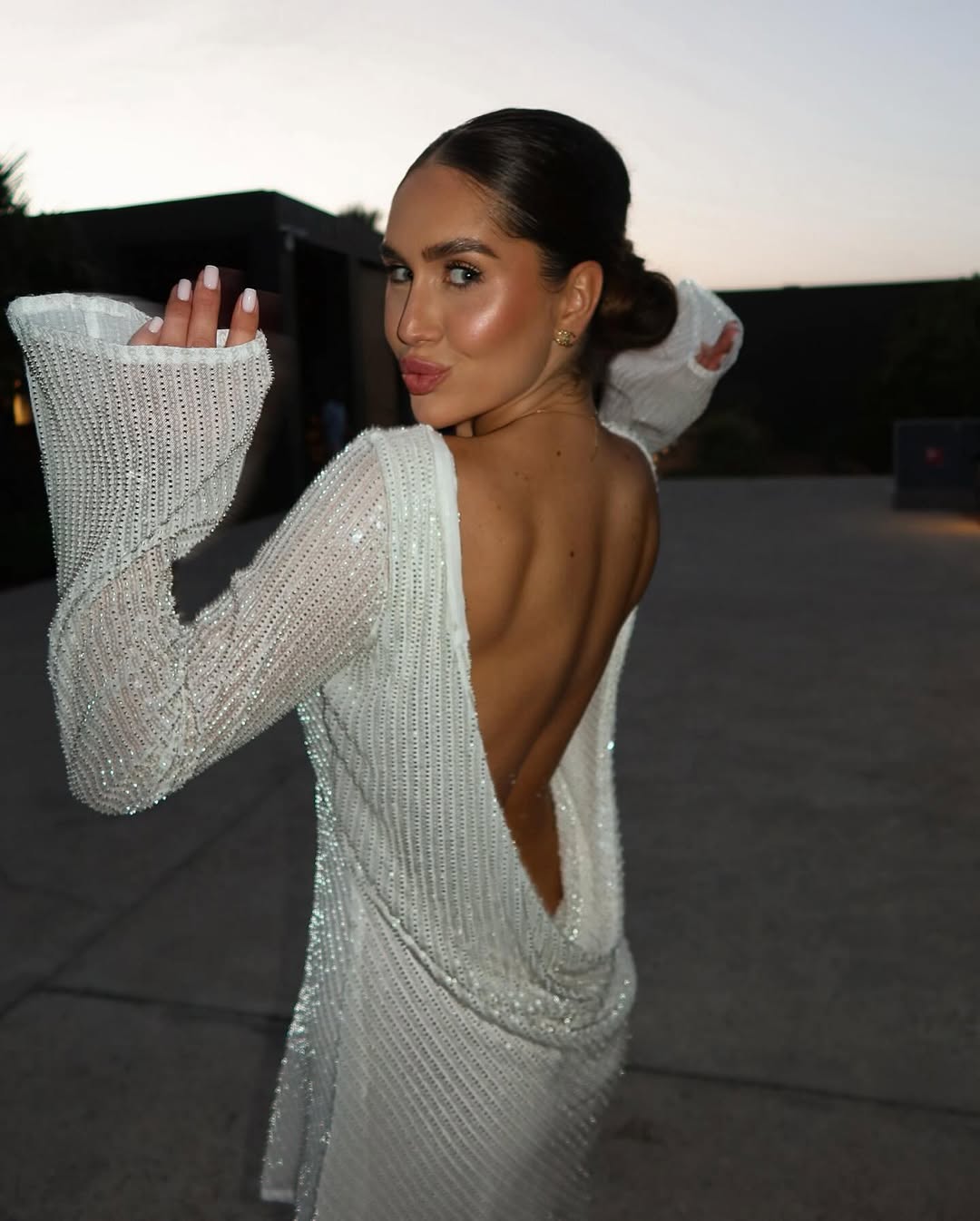 Elvira Lumina - Vestido Mini Brilho Decote nas Costas com Mangas Longas